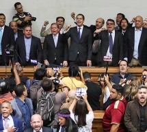 Oposición venezolana inviste a Guaidó como presidente del Parlamento tras irrumpir en el hemiciclo