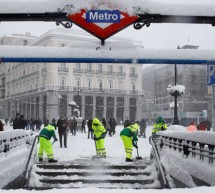 Tormenta de nieve tiñe a España de blanco y deja 430 carreteras cerradas, autos atrapados y cierre del aeropuerto