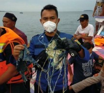 Autoridades de Indonesia confirman que avión con 62 personas cayó al mar: Se han encontrado restos de la nave
