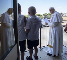 Papa Francisco rezó el Ángelus desde el balcón del hospital donde está internado tras intervención quirúrgica