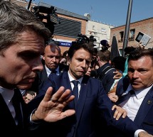 Emmanuel Macron es atacado con tomates durante visita a un mercado en Francia
