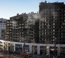 Bomberos intentan enfriar edificio incendiado en Valencia para poder ingresar a buscar más víctimas