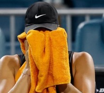 Destrozó su raqueta y no hubo saludo en la red: Mira la furiosa reacción de Sabalenka tras caer en Miami días después de la muerte de su ex pareja
