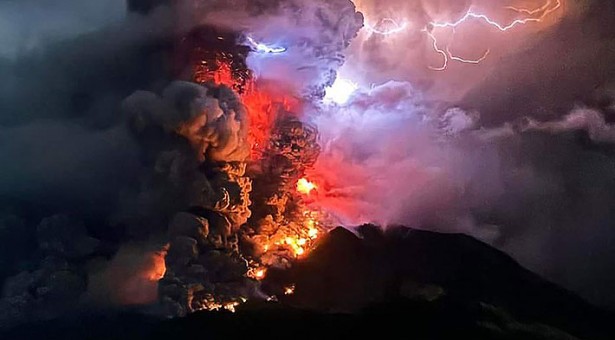 Emiten alerta de tsunami en Indonesia por erupción de volcán: Evacuan a miles de personas
