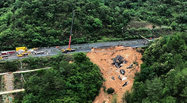 Sube a 48 el número de personas fallecidas tras el colapso de una carretera en China