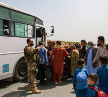 Talibán impide a afganos acceso a aeropuerto de Kabul