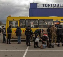 Alcalde de Mariúpol denuncia que solo tres de los 14 vehículos con evacuados han llegado a territorio controlado por Ucrania