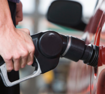 Por primera vez en meses los precios de la gasolina en Oregón caen por debajo de $5 por galón