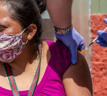 Alerta por Covid-19: urgen a latinos a vacunarse ante incremento de contagios y hospitalizaciones