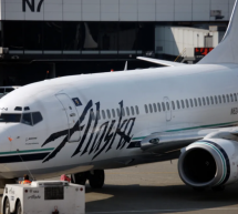 Pasajeros de Alaska Airlines demandan a Boeing y a la aerolínea por 1,000 millones tras incidente con puerta