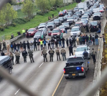 Decenas de arrestados después de que manifestantes bloquearan el tráfico en la I-5 en Eugene