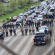 Decenas de arrestados después de que manifestantes bloquearan el tráfico en la I-5 en Eugene